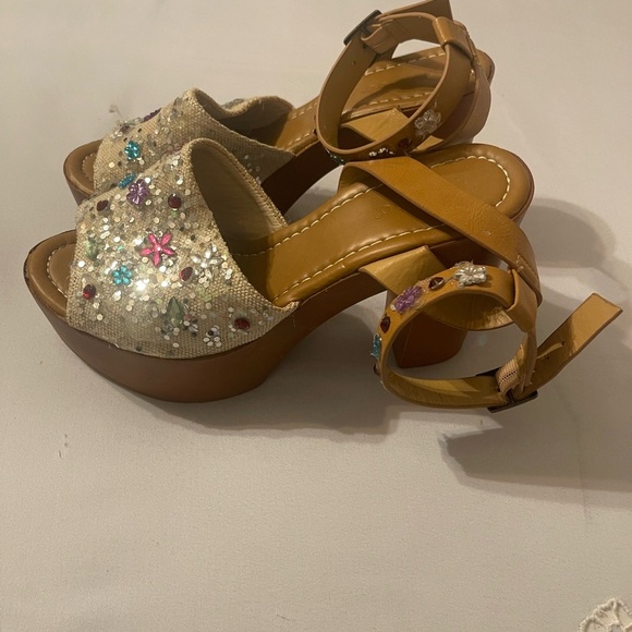 “Bamboo” Tan Sandals - Picture 4 of 9